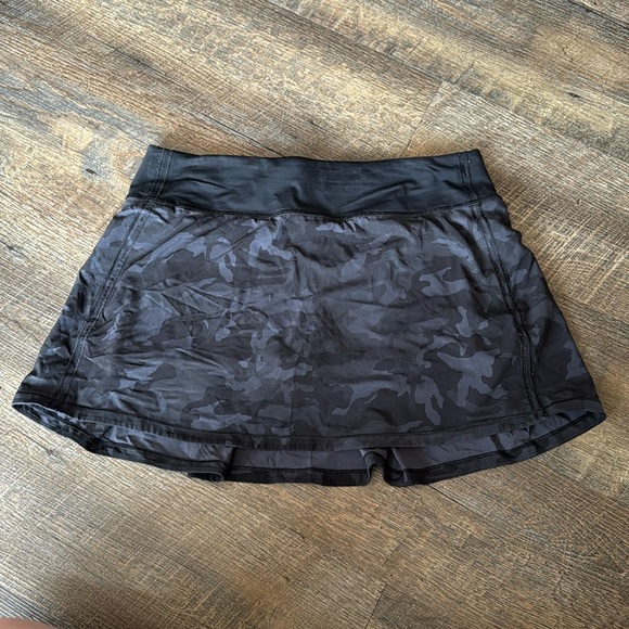 Lululemon Black Camo Skirt Size 8 - Picture 1 of 3